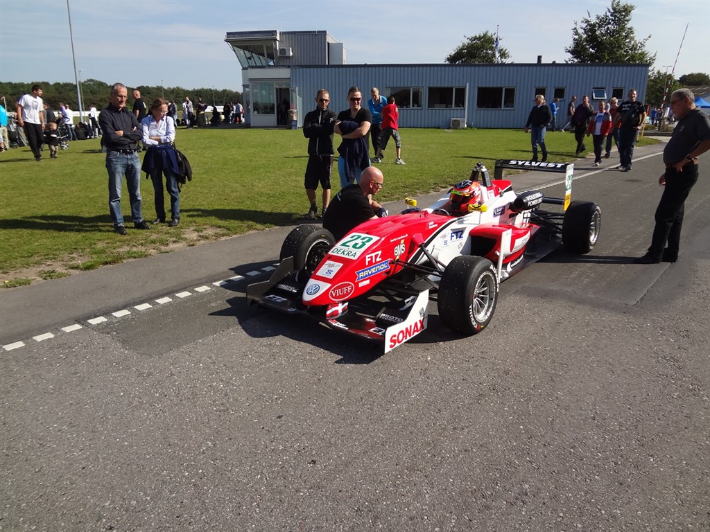 Fremtidens motorsportsstjerner får bedre træningsforhold. Fremover kan de bl.a. træne på FDM Jyllandsringen, som er den eneste FIA godkendte motorsportsbane i Danmark. På billedet ses Nicolai Sylvest træne starter på FDM Sjællandsringen inden et løb i det tyske Formel 3 mesterskab.
(Foto: Sylvest Motorsport)
